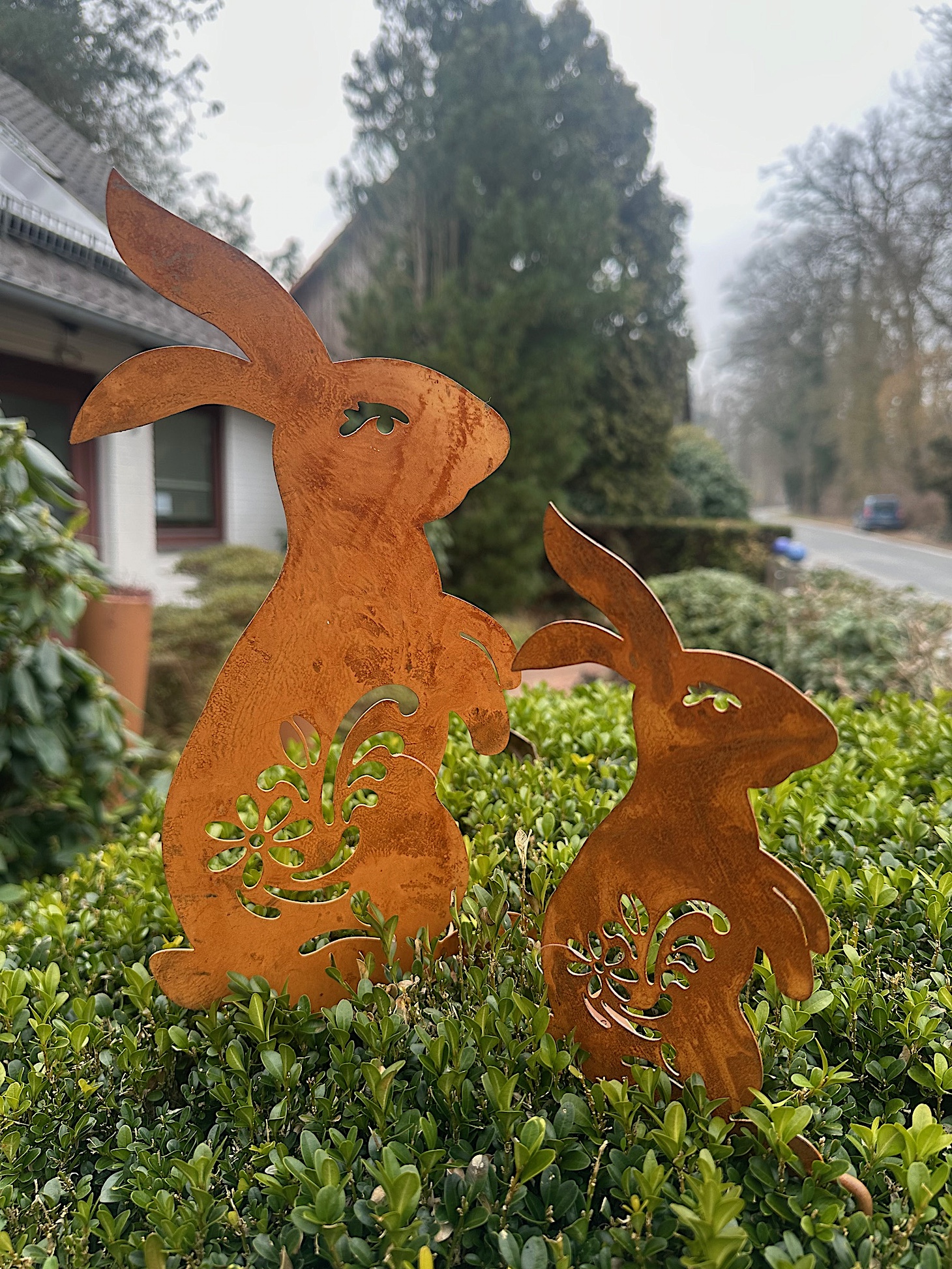 Blumen Metall Hase klein- im Rost look- Stecker (lang 30cm, breit 11 cm)